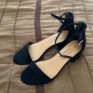 Super cute low-heel black slides